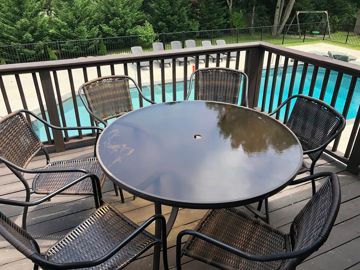 poolside dining