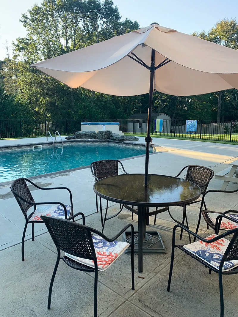 poolside dining